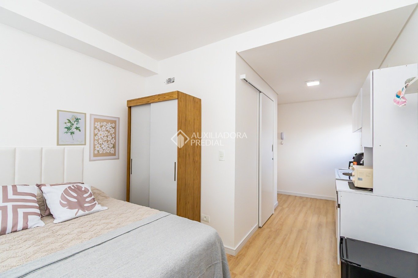 Apartamento com 1 quarto e 27m² à venda em Centro, Curitiba. (1 / 10)