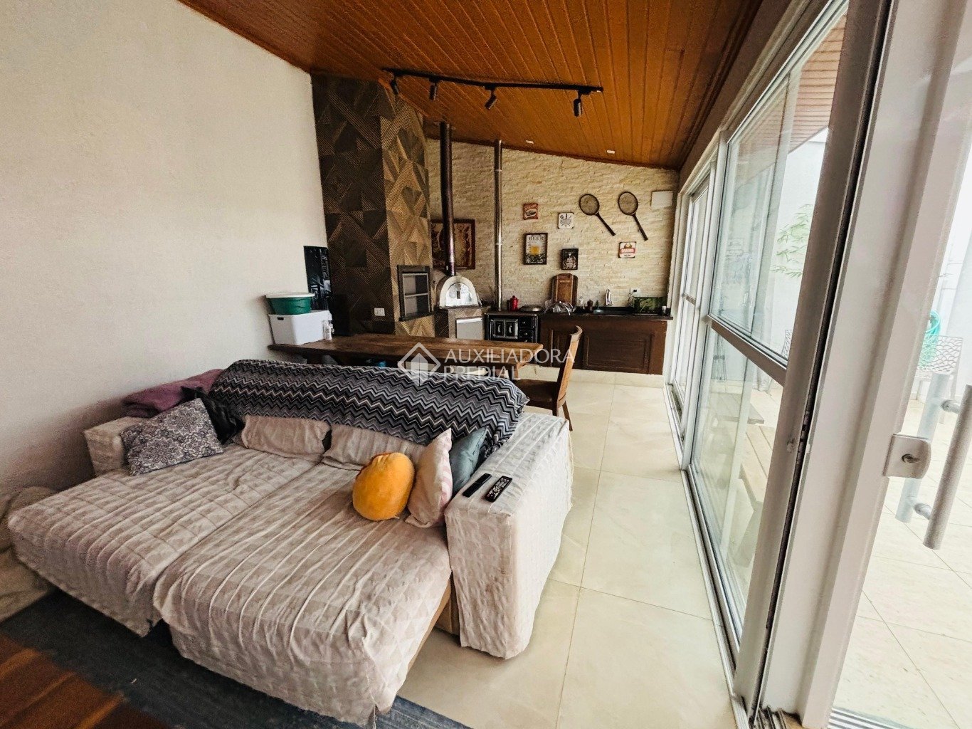 Sobrado com 4 quartos e 230m² à venda em Bacacheri, Curitiba. (3 / 10)
