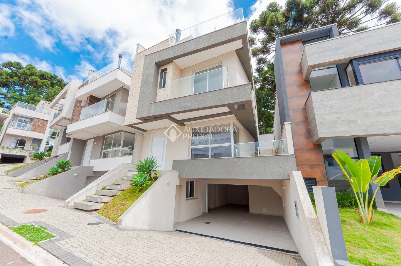 Casa em Condomínio com 3 quartos e 211m² à venda em Santa Cândida, Curitiba. (1 / 10)