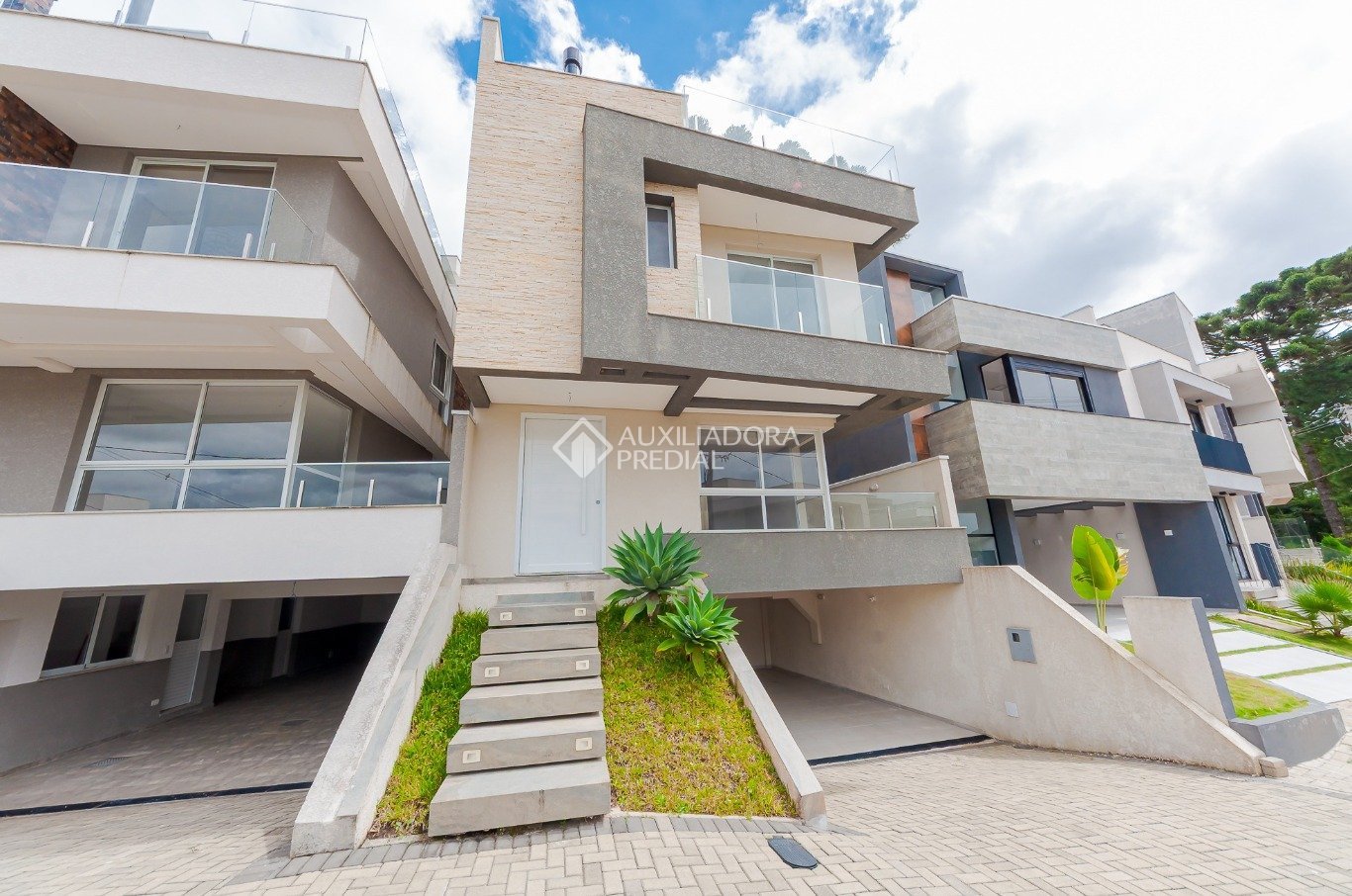 Casa em Condomínio com 3 quartos e 211m² à venda em Santa Cândida, Curitiba. (2 / 10)