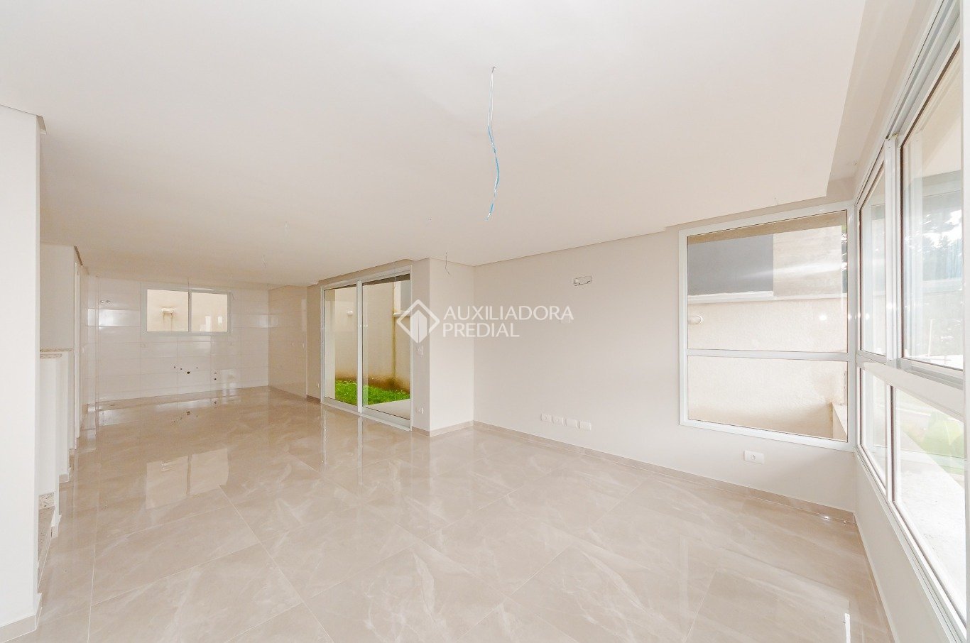 Casa em Condomínio com 3 quartos e 211m² à venda em Santa Cândida, Curitiba. (3 / 10)