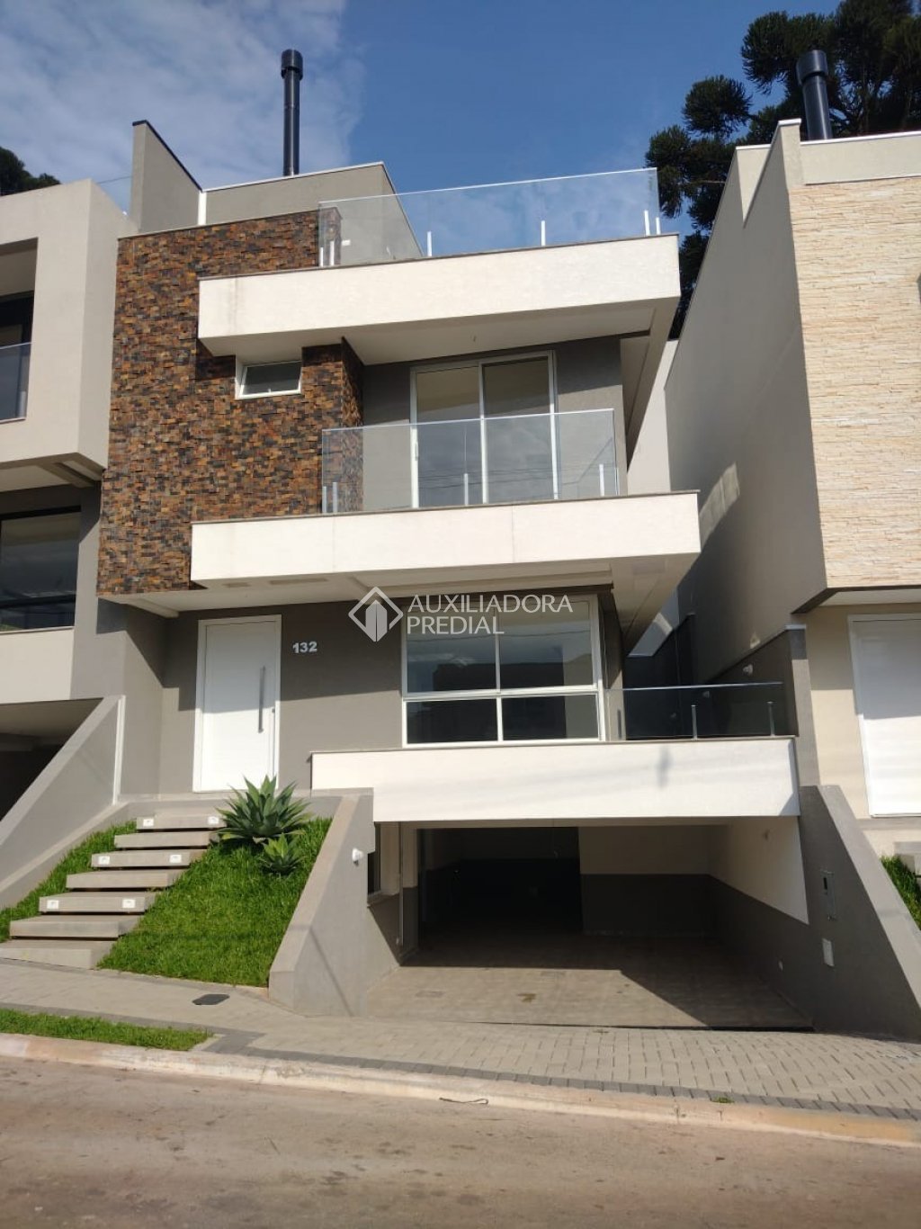 Casa em Condomínio com 3 quartos e 211m² à venda em Santa Cândida, Curitiba. (1 / 10)