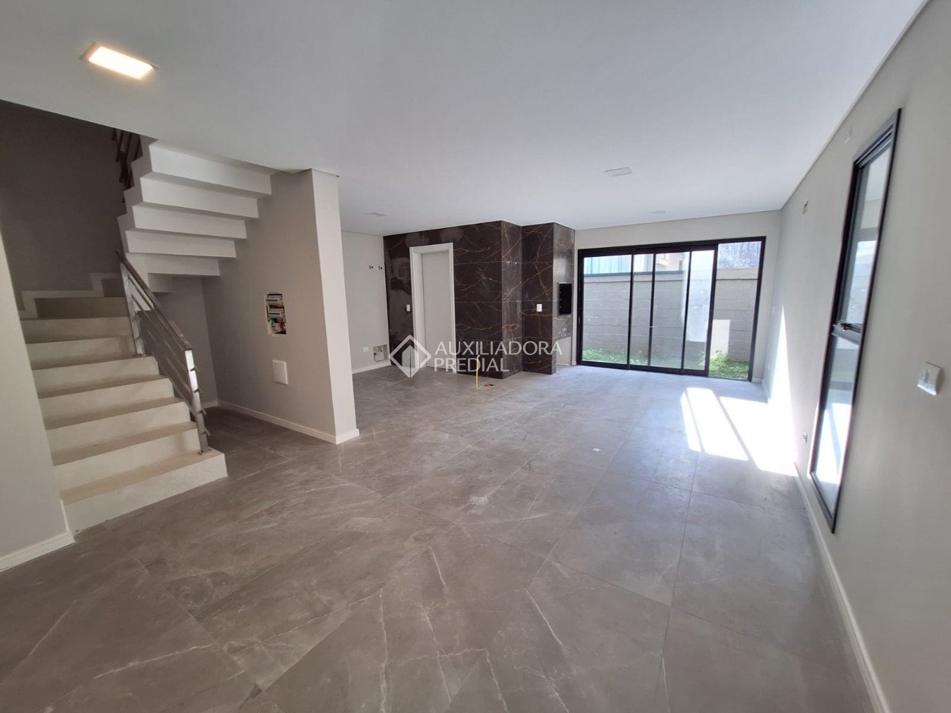 Casa em Condomínio com 3 quartos e 168m² à venda em Santa Cândida, Curitiba. (2 / 10)