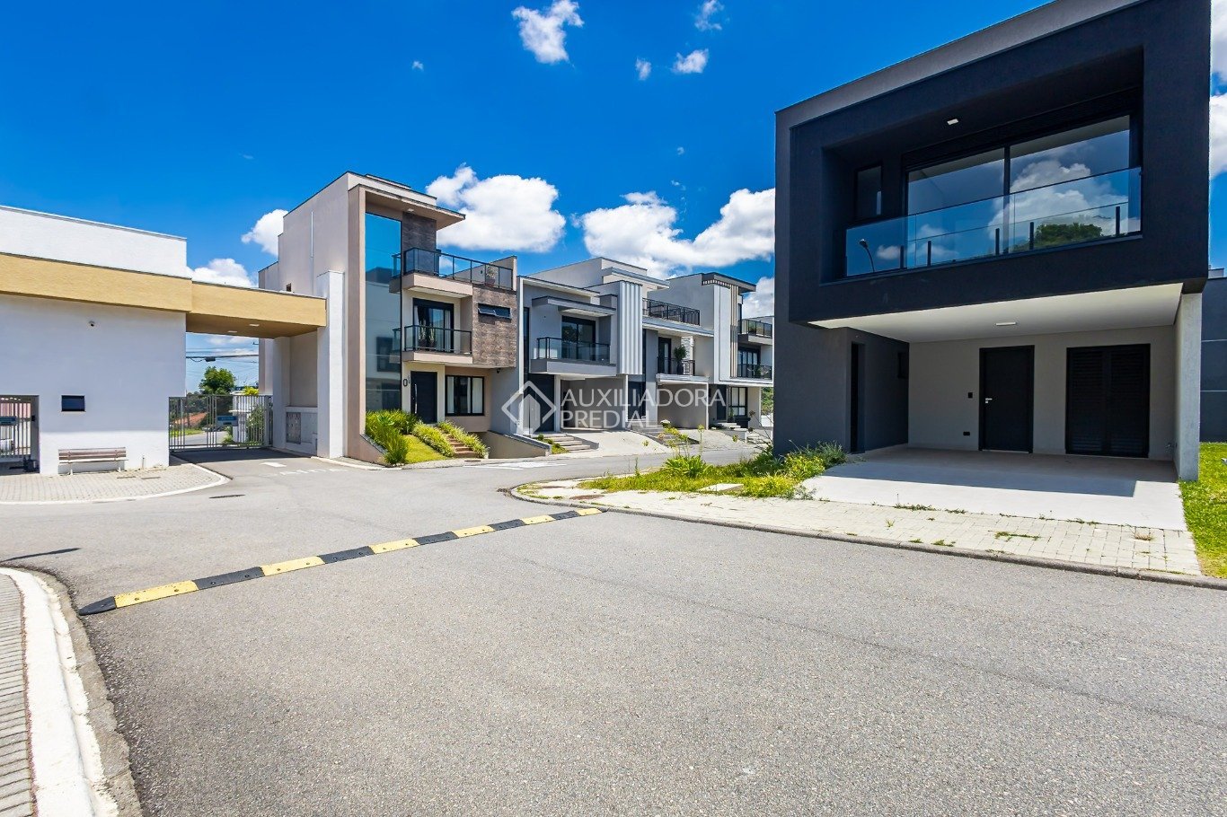 Casa em Condomínio com 3 quartos e 194m² à venda em Santa Cândida, Curitiba. (3 / 10)