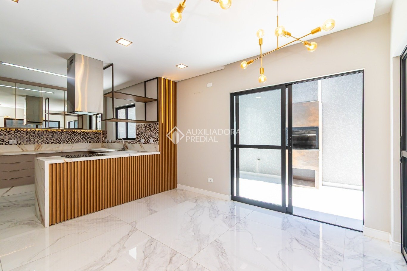 Casa em Condomínio com 3 quartos e 155m² à venda em Xaxim, Curitiba. (1 / 10)