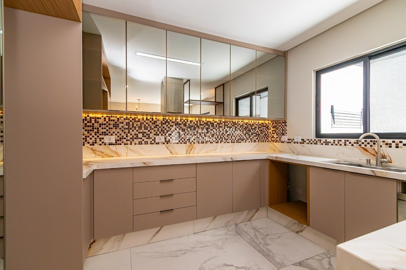 Casa em Condomínio com 3 quartos e 155m² à venda em Xaxim, Curitiba. (3 / 10)