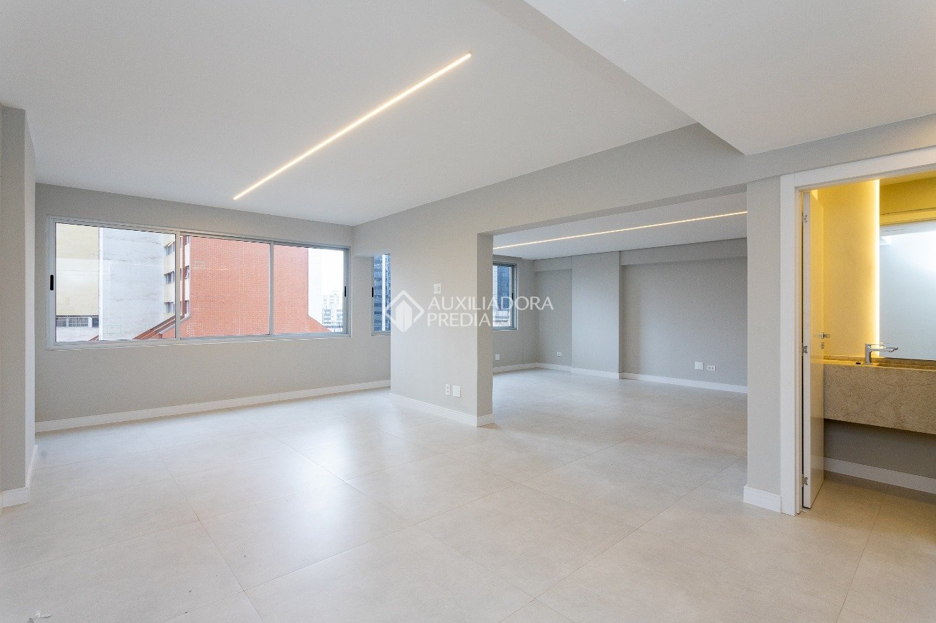 Apartamento com 3 quartos e 138m² à venda em Alto da Glória, Curitiba. (1 / 10)