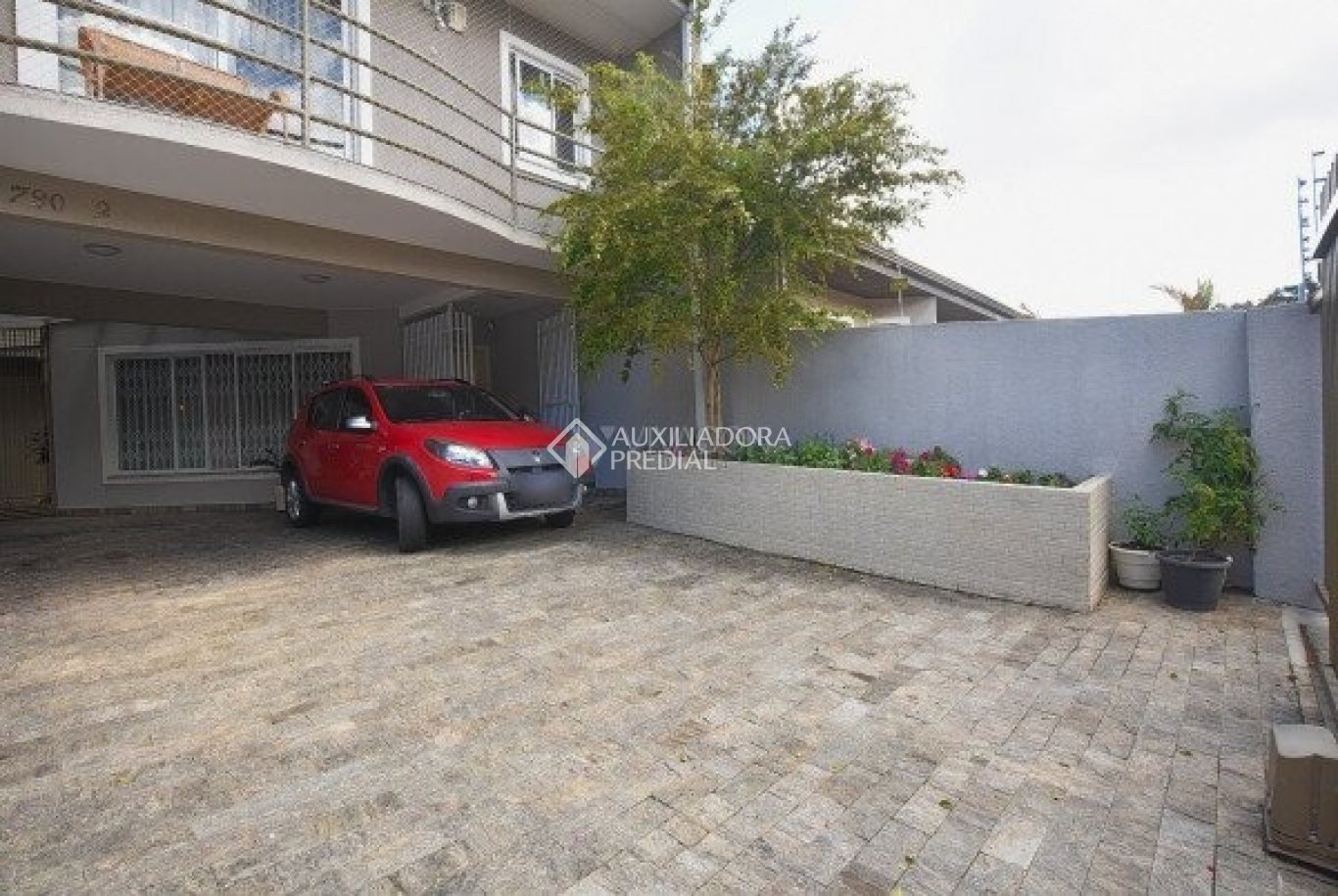 Sobrado com 4 quartos e 239m² à venda em Uberaba, Curitiba. (1 / 10)