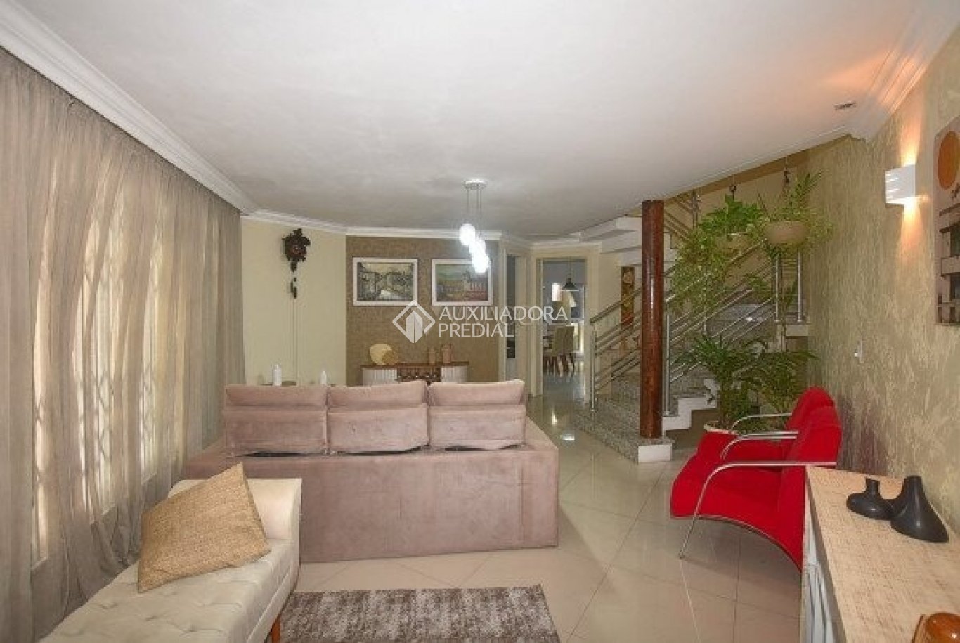 Sobrado com 4 quartos e 239m² à venda em Uberaba, Curitiba. (2 / 10)