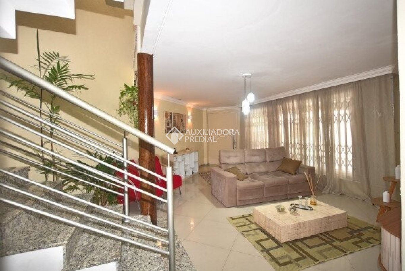 Sobrado com 4 quartos e 239m² à venda em Uberaba, Curitiba. (3 / 10)