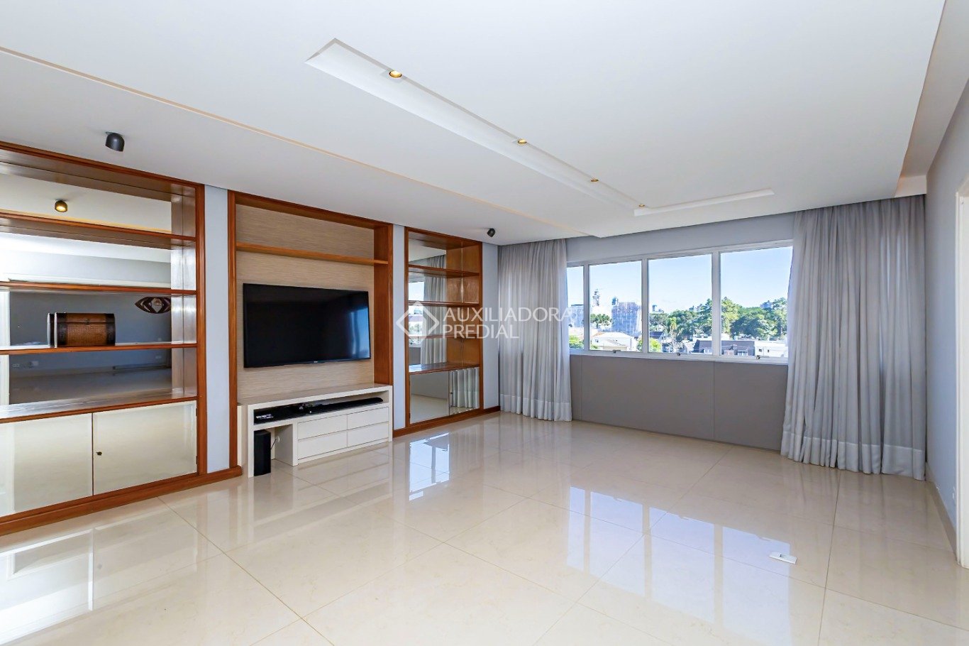 Apartamento com 2 quartos e 256m² à venda em Batel, Curitiba. (1 / 10)