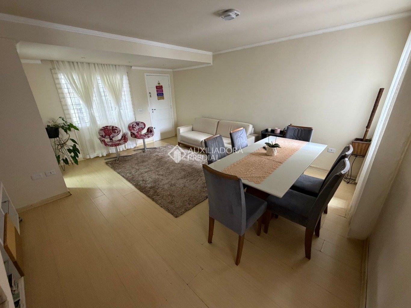 Sobrado com 3 quartos e 153m² à venda em Novo Mundo, Curitiba. (2 / 10)