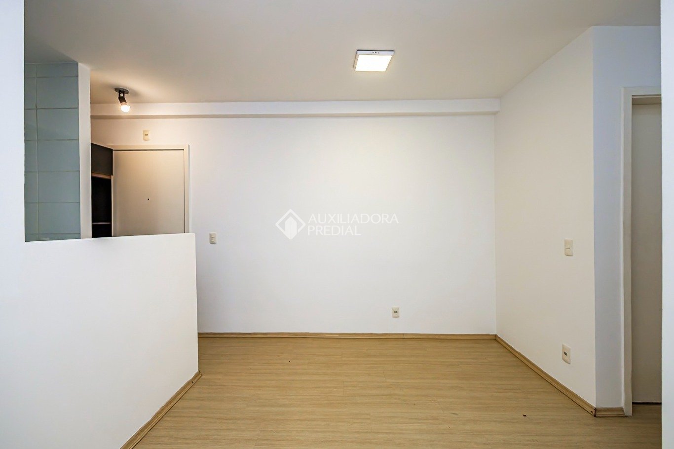 Apartamento com 2 quartos e 57m² à venda em Lindóia, Curitiba. (3 / 10)