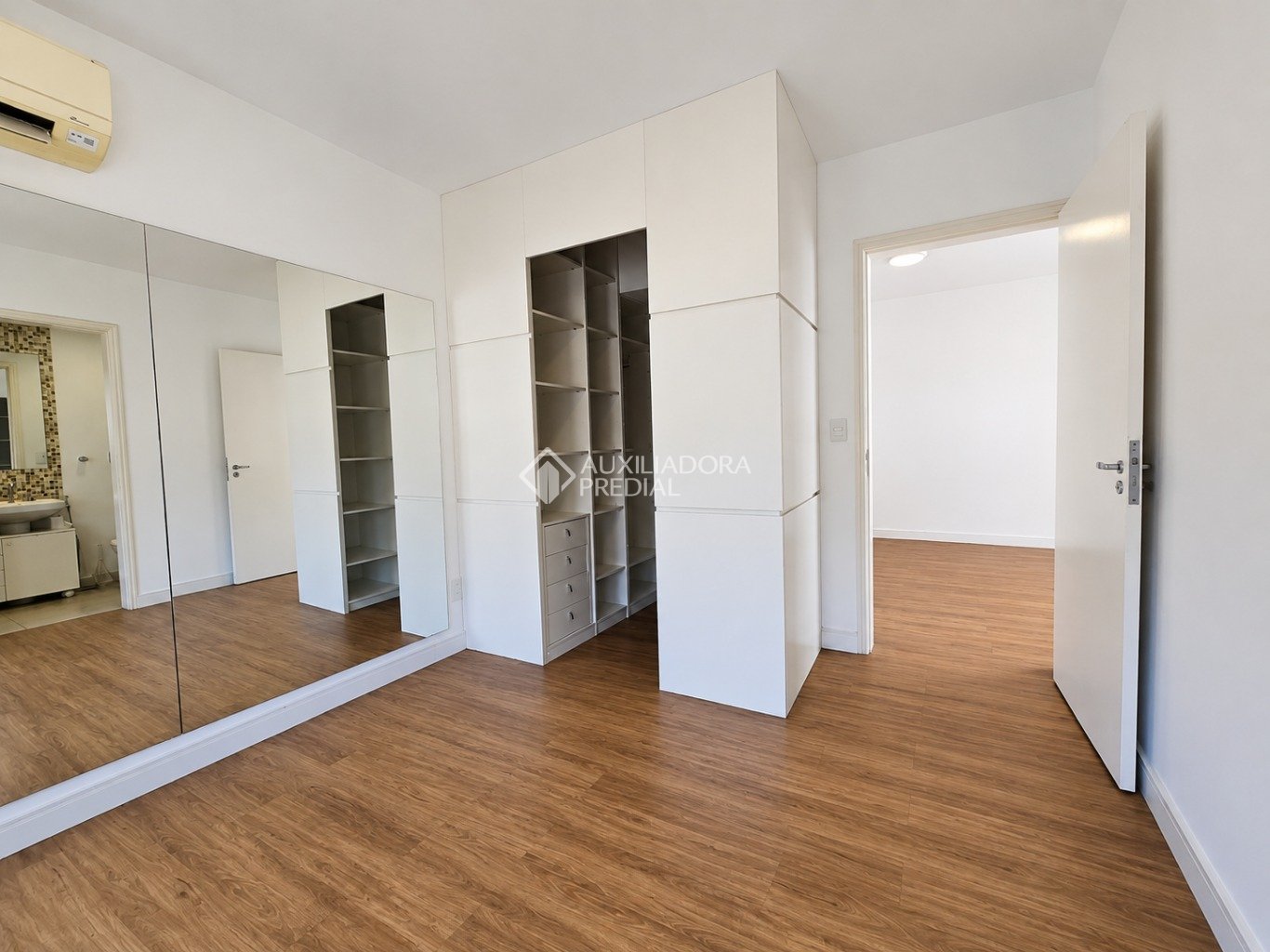 Apto 1D com suíte e closet no Moinhos de Vento