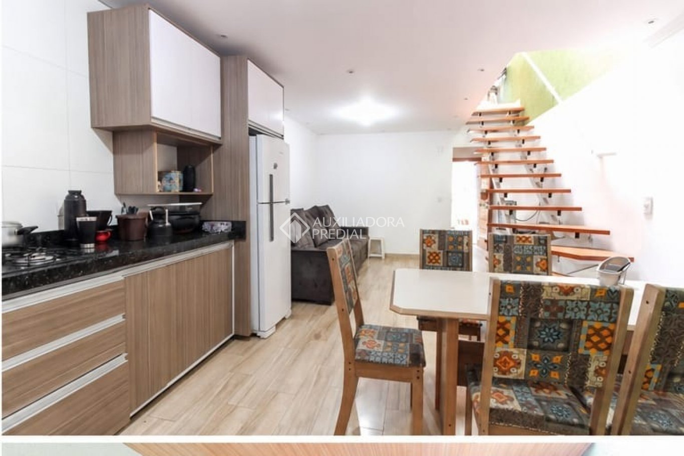 Sobrado com 2 quartos e 80m² à venda em Sítio Cercado, Curitiba. (1 / 7)