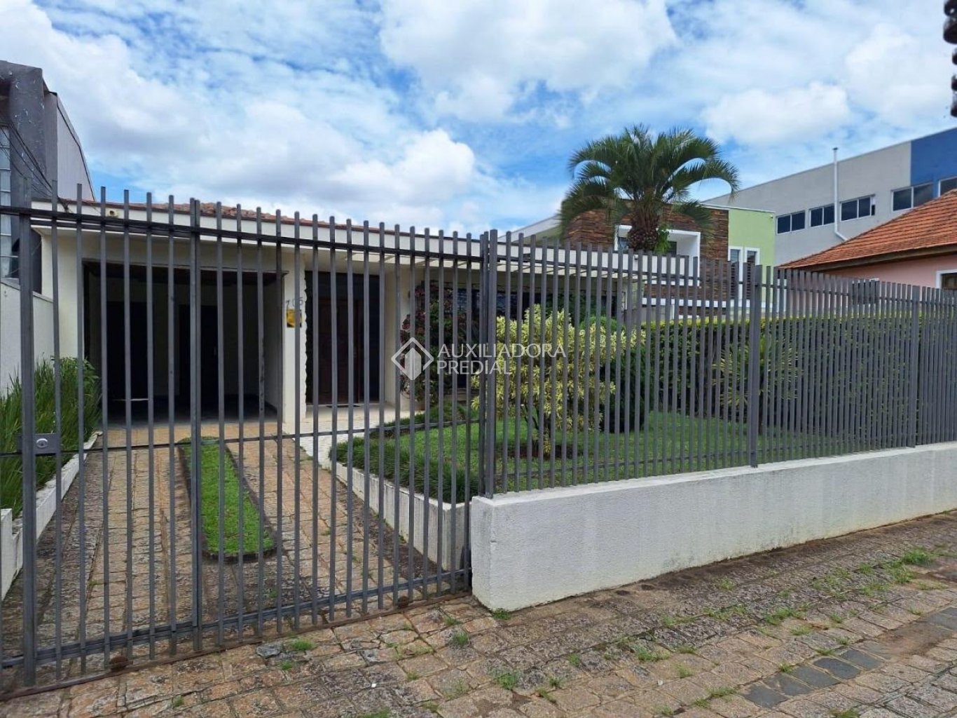Casa com 4 quartos e 327m² à venda em Mercês, Curitiba. (1 / 10)