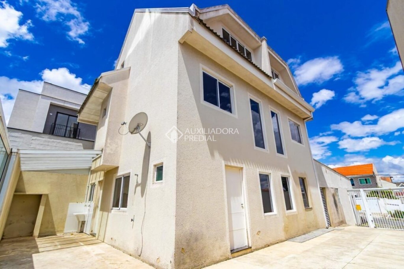 Sobrado com 3 quartos e 93m² à venda em Uberaba, Curitiba. (1 / 10)