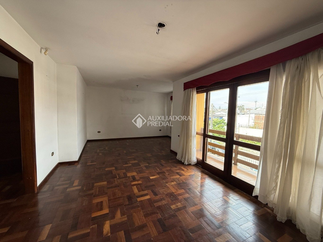 Casa com 3 quartos e 220m² à venda em Parolin, Curitiba. (2 / 10)